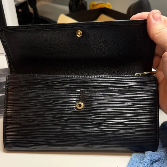 Louis Vuitton Black Epi Sarah Wallet - Picture 4 of 9